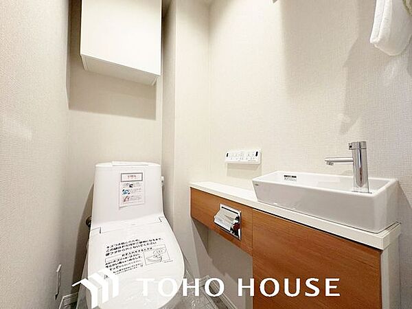 ホワイトを基調とした、清潔感あふれるシンプルなトイレ空間。限られたスペースながらも、お手入れのしやすい床材やクロスが採用されており、日々の掃除がスムーズに行える機能的な造りに仕上がっています。
