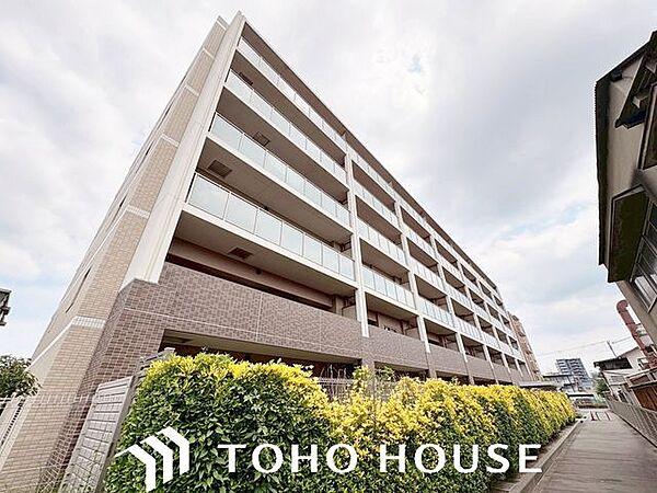 周囲の街並みと美しく調和する、洗練されたデザインの外観。飽きのこないシンプルなカラーリングとスタイリッシュなフォルムが、住まいとしてのクオリティの高さと落ち着いた佇まいを演出します。