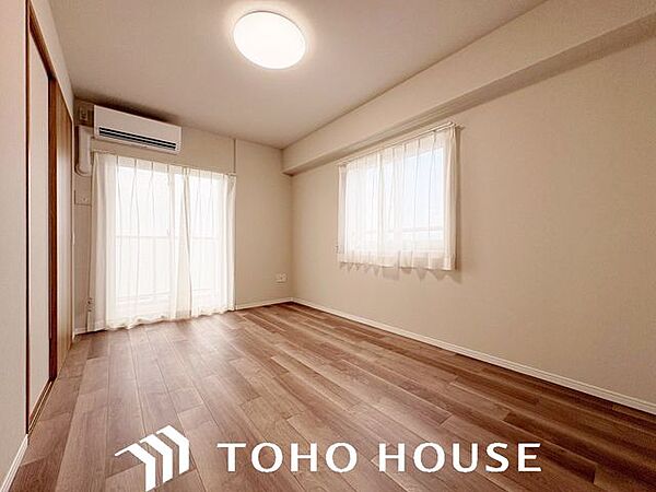 窓からの採光をしっかりと確保した明るい洋室。日中は自然光が室内に心地よく行き渡り、爽やかな空間を演出します。毎日の目覚めを心地よく迎えられるため、主寝室としての利用にもおすすめです。