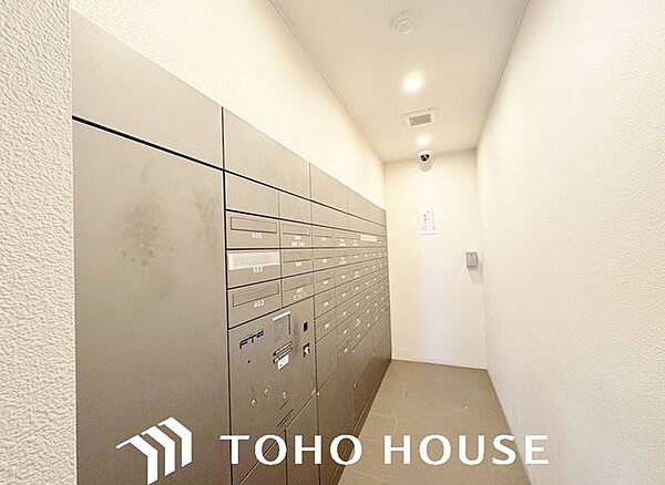 お仕事でお帰りが遅い方にも、ご夫婦でお仕事されている方にも、確実にお荷物の受け取りが出来るので安心です。住まう方への配慮が行き届いた人気商品です。