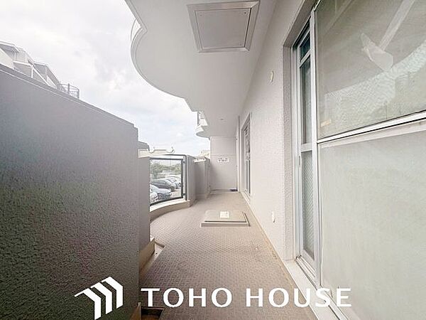 室内に明るい光と心地よい風を届ける、開放的な設計のバルコニー。手すり壁の仕様や配置により、外からの視線を適度に遮りながらも、日中の採光を効率よく取り込めるよう配慮された快適な空間です。