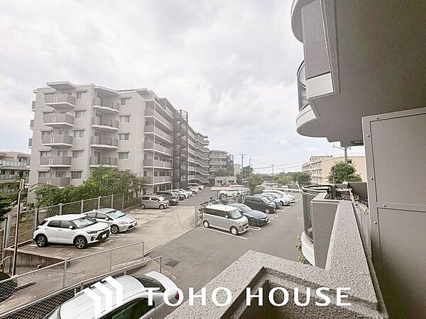 日々の暮らしに心地よいゆとりを与えてくれる、窓からのスッキリとした景色。空を近くに感じられる開放感があり、日中は室内に明るい光をもたらすため、天候や季節の移り変わりを身近に実感できる眺望です。