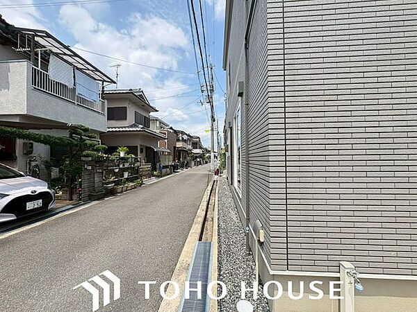 方角や時間帯の違いで日当たりがどう変化するか、周辺の道路や学校、お店や道路 の音など、家の中で静かに過ごせるかチェックできるのも、完成済みならでは。