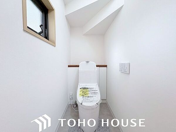 ホワイトを基調とした、清潔感あふれるシンプルなトイレ空間。限られたスペースながらも、お手入れのしやすい床材やクロスが採用されており、日々の掃除がスムーズに行える機能的な造りに仕上がっています。