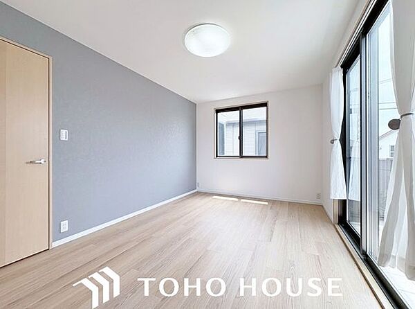 一日の疲れを癒やすのにふさわしい、落ち着いた雰囲気が魅力の洋室。十分な居住性を確保しており、ベッドを配置しても圧迫感を感じにくいため、ご家族がゆったりとリラックスして過ごせる設計です。