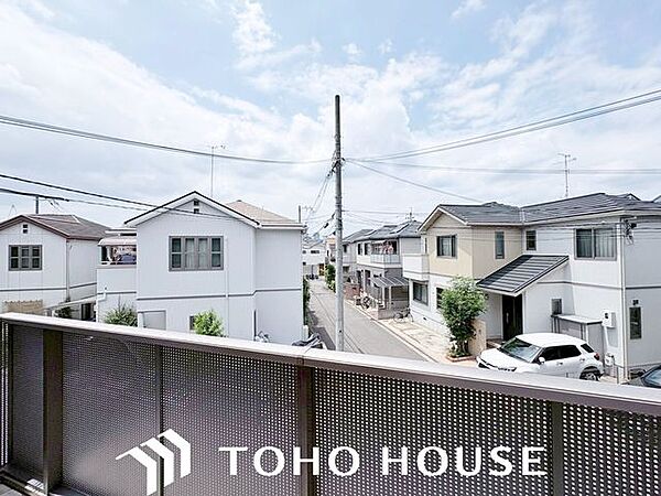 前面に極端な遮蔽物がなく、程よい開放感を確保した窓からの眺望。外からの視線が直接気になりにくい配置（または距離感）が保たれており、室内にいながら周囲の落ち着いた住環境を確認できる安心の景色です。