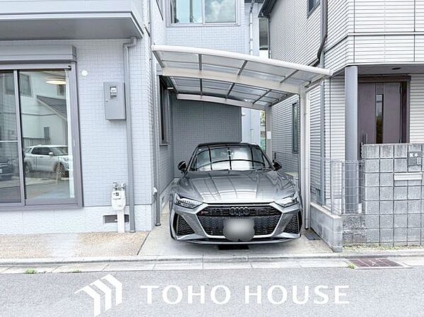 前面道路からの見通しが良く、お車の出し入れがスムーズに行える駐車スペース。ゆとりある設計のため、日々の送り迎えや荷物の積み下ろしも快適に行うことができ、ゆとりある暮らしをサポートします。