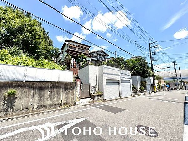 高台ならではの陽当たりと風通しの良さが魅力です。前面に遮るものがないため自然光がたっぷり入り、明るく快適な住空間を実現できます。