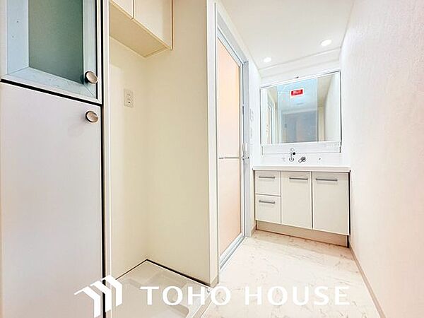 十分な大きさの洗面台は、身だしなみチェックや歯磨きなど、朝の慌ただしい時間でもホテルライクなスペースで余裕とゆとりを感じて頂けます。
