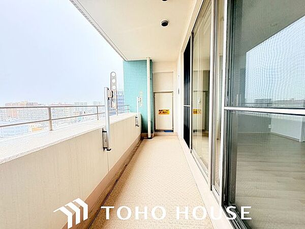 都市型生活をより快適にコーディネートするかのように、周りの情景とマッチしたバルコニー。住まうご家族の心地よさを最優先したバルコニーでは様々な時間を楽しめます。