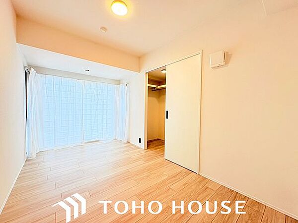 大正駅から徒歩6分という利便性と、静謐な洋室の対比が魅力。WIC直結で生活動線もスムーズ、快適な暮らしを実現します。