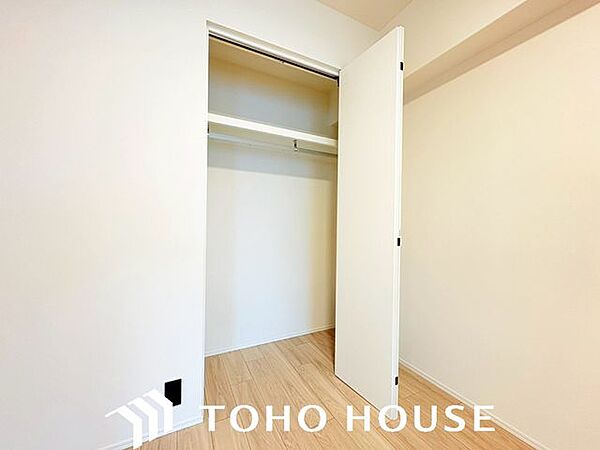 たっぷり収納できる広々WIC。衣類だけでなく、スーツケースや季節物もまとめて収納。毎日のコーディネートが楽しくなる、機能的な空間です
