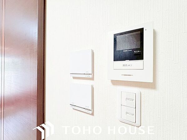 「見える安心」をカタチにしました。　誰が来てもわかる様にモニター付きインターホンを設置。快適と安らぎを合わせた優しい設計。外出時にも便利な録画機能を標準完備。