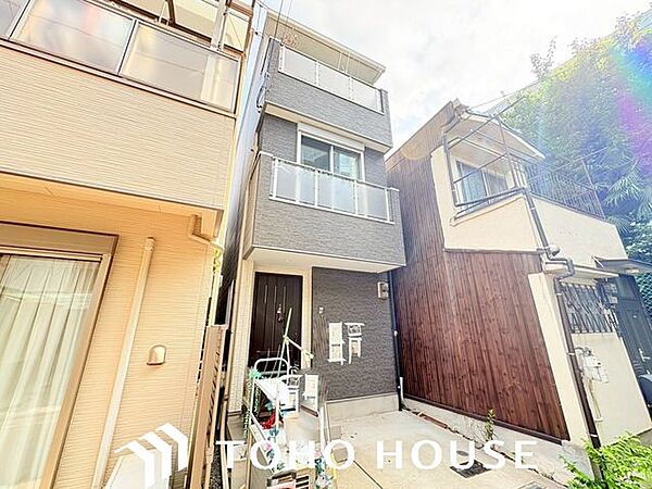 街に溶け合う美しい景観を生みだしているにも関わらず、採光や風通しを考えて設計された間取り。近隣との視線を考え、街全体で調整される窓位置。外観だけでなく、そこに住まうご家族の心地よさを最優先しました。