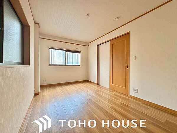 1階の7.3畳の洋室や3階の各洋室は、主寝室としてゆったりお使いいただけます。クローゼットが備わっているため、衣類もスッキリと収納可能です。
