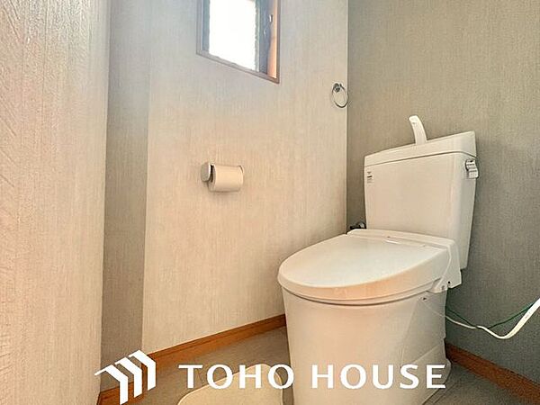 シンプルに清潔感のあるホワイト色。収納が付いて実用性も兼ね備えた造り。換気出来るよう、窓も完備。いつも清潔な空間であって頂けるよう配慮しました。