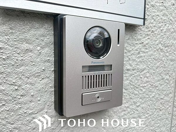 来客者の顔を室内からしっかり確認できるモニター付きインターホン。お子様のお留守番時や、夜間の急な来客時にも安心感をもたらしてくれる防犯設備です。