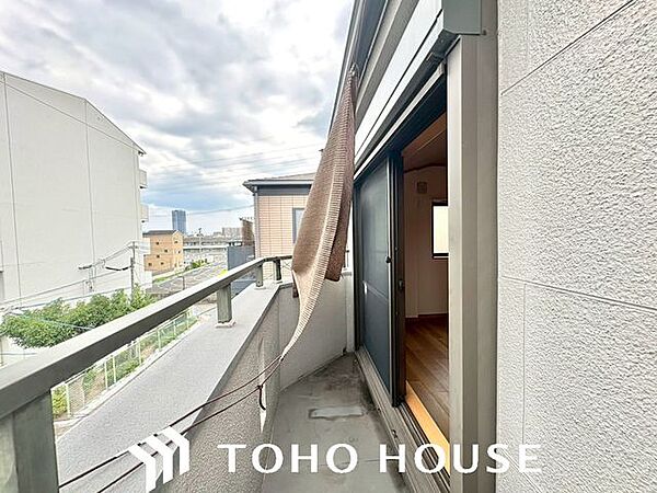 生活をより快適にコーディネートするかのように、周りの情景とマッチしたバルコニー。住まうご家族の心地よさを最優先したバルコニーでは様々な時間を楽しめます。