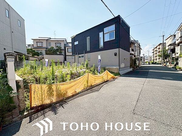 落ち着いた住環境に相応しい、気品ある佇まいの外観デザイン。前面道路の幅員（または周辺の開放感）にも恵まれており、圧迫感を感じさせない開放的でスッキリとした外観が魅力的な物件です。