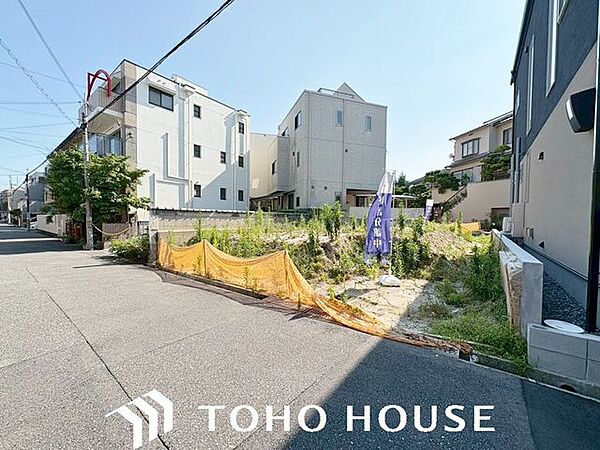 経年変化に強く、お手入れのしやすさに配慮された外壁材を採用。美しさを長く保ちやすい機能性と、デザイン性を両立させた外観となっており、住まうほどに愛着が湧くスタイリッシュな佇まいです。