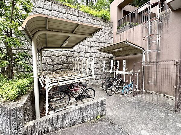 駐輪場付で、通勤・通学・お買い物など自転車をご利用いただけます。駐輪場の利用にはラベル代200円がかかります。