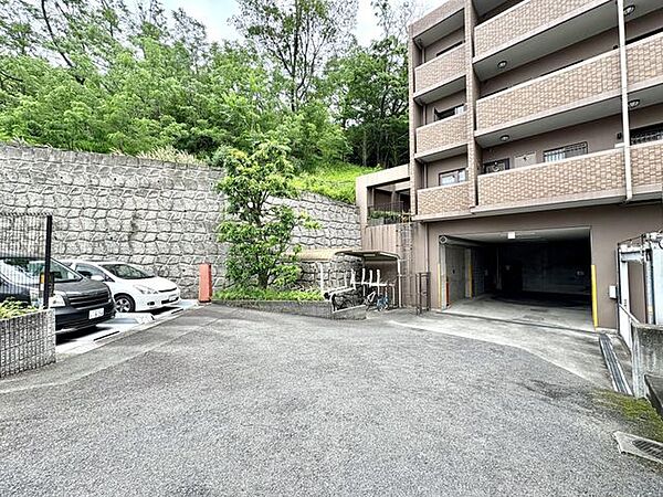 毎日の車通勤でも安心、カースペース付です。