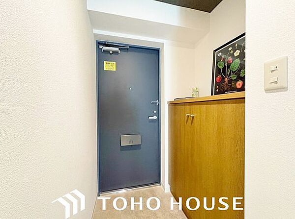 段差を抑えたフラットな設計が特徴的な、機能性の高いマンションの玄関内。備え付けのシューズボックスにより限られた空間を有効活用でき、常に清潔感のあるスッキリとした状態をキープしやすい設計です。