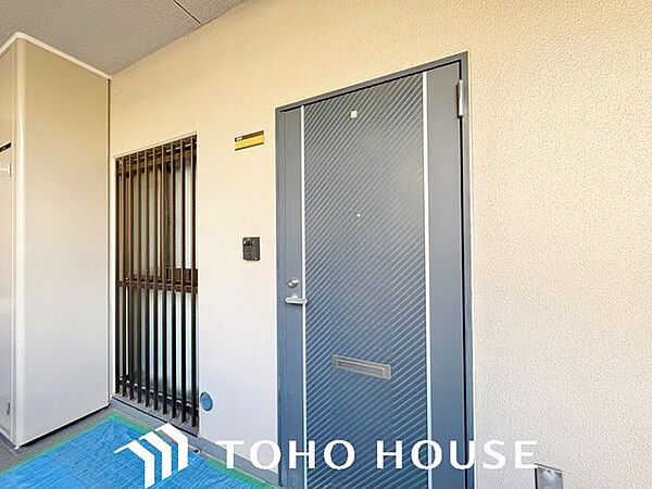 共用廊下側からの視線や防犯面に配慮された、シンプルでオーソドックスなマンションの玄関扉。新聞受けやインターホンがコンパクトにまとまっており、毎日の通行がスムーズに行える機能的な造りです。