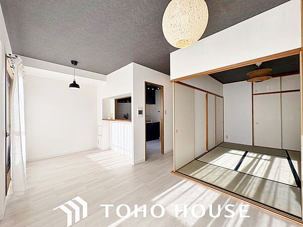 凹凸が少なく、ソファやテレビボードの配置を想定しやすいすっきりとした間取り。お好みのインテリアを自由にレイアウトしやすく、ご家族のライフスタイルに合わせた空間づくりが可能です。