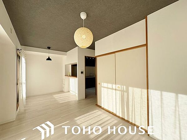 窓からの採光を室内の奥まで取り込めるよう配慮された設計。ホワイトベースの内装が光を反射し、お部屋全体に爽やかな明るさと奥行きをもたらすため、帖数以上の視覚的開放感を演出します。