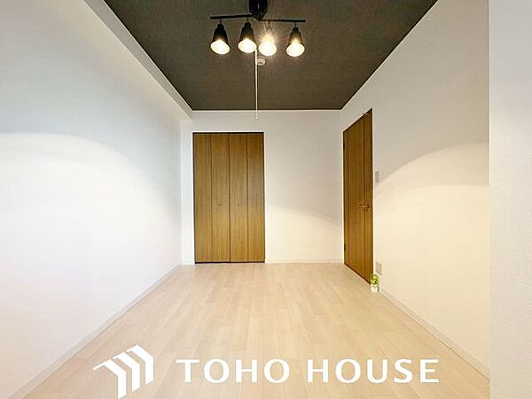 凹凸が少なく家具の配置を想定しやすいすっきりとした形状の洋室。ベッドやデスクのレイアウトがしやすく、限られた空間を有効に活用できるため、子ども部屋や書斎としても重宝する間取りです。