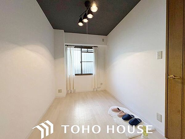 窓からの採光をしっかりと確保した明るい洋室。日中は自然光が室内に心地よく行き渡り、爽やかな空間を演出します。毎日の目覚めを心地よく迎えられるため、主寝室としての利用にもおすすめです。