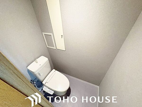 ホワイトを基調とした、清潔感あふれるシンプルなトイレ空間。限られたスペースながらも、お手入れのしやすい床材やクロスが採用されており、日々の掃除がスムーズに行える機能的な造りに仕上がっています。