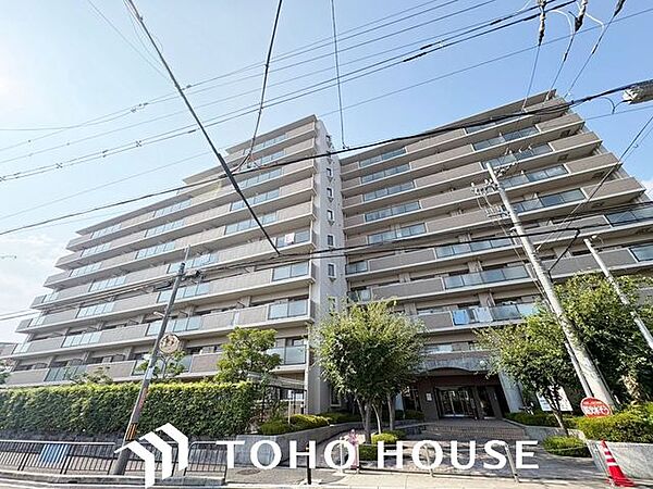 モダンなサイディングやアクセントカラーを効果的に配した、意匠性の高い外観デザイン。細部の部材やサッシの配置にまでこだわることで、シンプルながらも単調にならない立体的な美しさを表現しています。