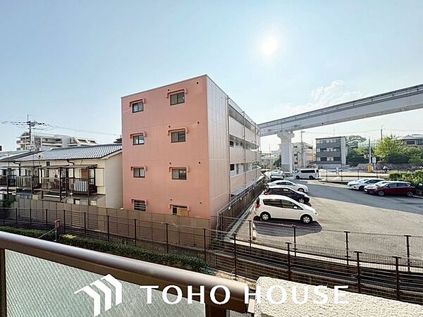 前面に極端な遮蔽物がなく、程よい開放感を確保した窓からの眺望。外からの視線が直接気になりにくい配置（または距離感）が保たれており、室内にいながら周囲の落ち着いた住環境を確認できる安心の景色です。