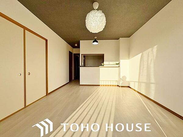 空気感という居心地の良いＢＧＭは、暮らしのステージを彩り、心からのやすらぎと満足感を与えてくれます。通風と採光を考慮したリビングは地域の鼓動を感じながらお寛ぎ頂くことが可能です。