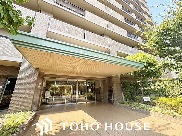 毎日の行き帰りで必ず通行する、住まいの顔となるエントランス空間。流行に左右されないオーソドックスでシンプルな設計となっており、居住者や訪れる人々を落ち着いた雰囲気でスムーズに迎え入れます。