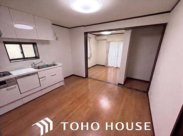 食卓から家族の賑やかな会話が聞こえてきそうな雰囲気が醸し出されたキッチンでダイニングと一体感を感じる動線の間取りタイプです。