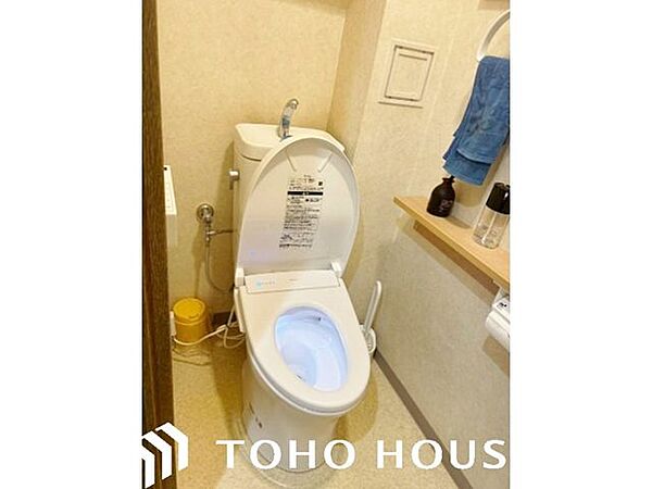 清潔感あるホワイト調のクロスと温もり溢れるモダンカラーの床材が見事に調和した本邸宅は、毎日の生活を少しでも快適に過ごして頂ける様に落ち着いた雰囲気作りから行っています。