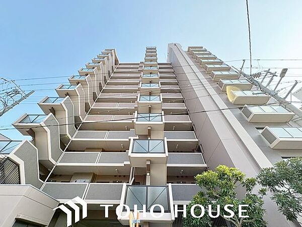 モダンなサイディングやアクセントカラーを効果的に配した、意匠性の高い外観デザイン。細部の部材やサッシの配置にまでこだわることで、シンプルながらも単調にならない立体的な美しさを表現しています。