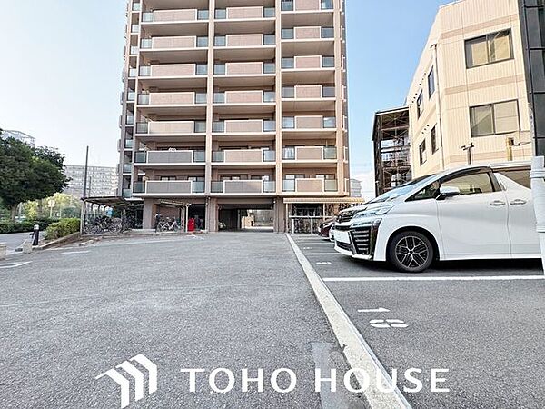 敷地内駐車場完備。お車をお持ちの方や、これからマイカーのご購入をお考えの方にも嬉しい環境です。毎日の通勤・お買い物や週末のドライブなど、アクティブなカーライフをサポートします。