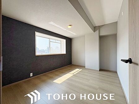 窓からの採光をしっかりと確保した明るい洋室。日中は自然光が室内に心地よく行き渡り、爽やかな空間を演出します。毎日の目覚めを心地よく迎えられるため、主寝室としての利用にもおすすめです。