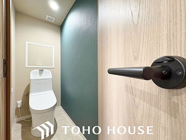 ホワイトを基調とした、清潔感あふれるシンプルなトイレ空間。限られたスペースながらも、お手入れのしやすい床材やクロスが採用されており、日々の掃除がスムーズに行える機能的な造りに仕上がっています。