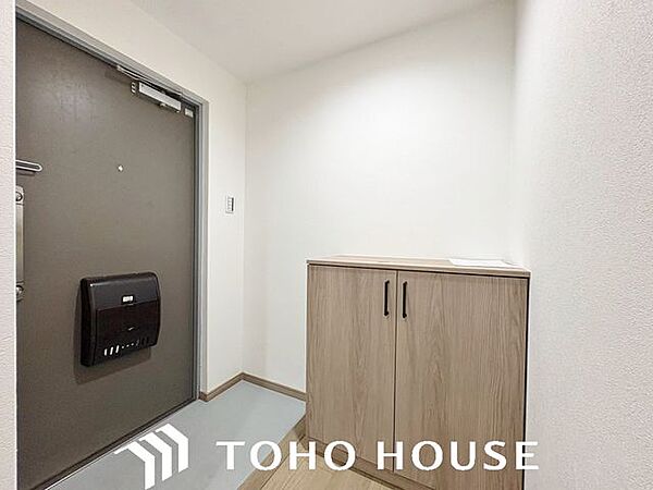 段差を抑えたフラットな設計が特徴的な、機能性の高いマンションの玄関内。備え付けのシューズボックスにより限られた空間を有効活用でき、常に清潔感のあるスッキリとした状態をキープしやすい設計です。