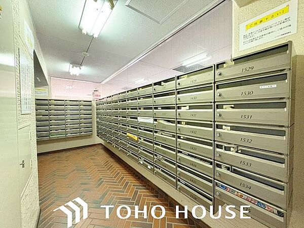 マンション共有部に設置された、整然とした清潔感のある集合郵便受け。プライバシーや防犯面に配慮された仕様で、毎日の郵便物や配達物の受け取りもスムーズ。共用部の丁寧な管理体制が伺える空間です。