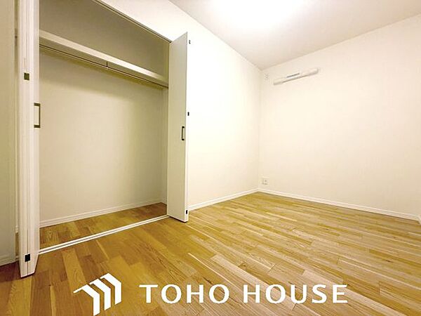 全居室収納あり。それぞれのお部屋にスペースがあるのでプライベートな荷物でも身近に置くことが出来ます。