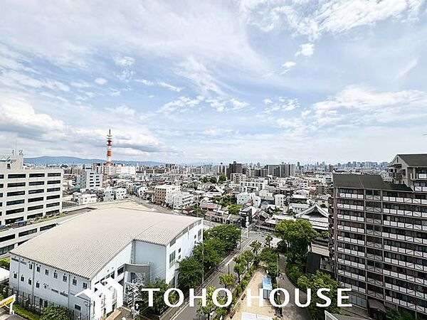 陽射しとともに、少しづつ装いを変える街の景観から、星空が地上に映りこむかのような夜景のきらめきまで、この街ならではの美しい風景の物語が室内に展開します。手を伸ばせば、ふれることができそうな眺望も魅力。