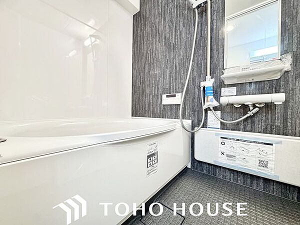 一日の疲れを癒してくれる場所なので、快適に過ごして頂く為にゆったりサイズのバスタブを用意しました。是非半身浴をお楽しみ下さい。空気が籠らない様に窓も設置しております。