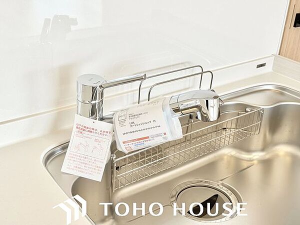 ボタンひとつで浄水と原水に切り替えられる浄水器一体型水洗を使用。お米を炊いたりする際には浄水機能をつかうこともできて、人気の商品です。
