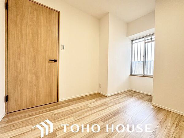 住まう方自身でカスタマイズして頂けるように「シンプル」にデザインされた室内。家具やレイアウトでお好みの空間を創り上げられます。